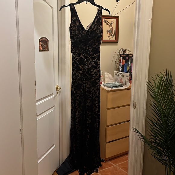 Black Lace gown - Picture 5 of 6